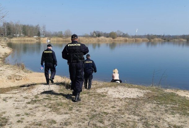 Policie v České republice zadržela skupinu lidí bez lékařských masek. Také neměli žádné jiné oblečení