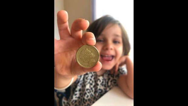 Žena rozbila pokladničku své dcery a našla tam neobvyklou minci: v rodinném rozpočtu se očekává velké doplnění