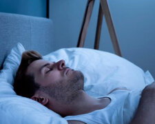 Muž musel dát do ložnice videokameru: Každý den se probouzel se známkami na těle