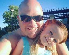 Otec kvůli své malé dceři šel studovat a teď jí dělá úžasné účesy