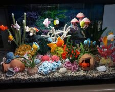 Italka svázala fantastické akvárium z barevné příze