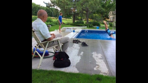 Čtyřiadevadesátiletý muž postavil bazén pro děti ze sousedství. Tento skvělý nápad změnil jeho život