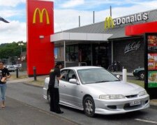 K ženě se zachovali hrubě v McAuto ve frontě, ona se zdvořile pomstila. Hulvátka byla ponechána bez jídla a brzy jej neobdrží