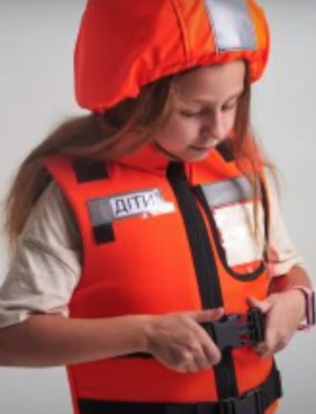 Neprůstřelné vesty a zmenšené přilby. Foto: snímek obrazovky YouTube