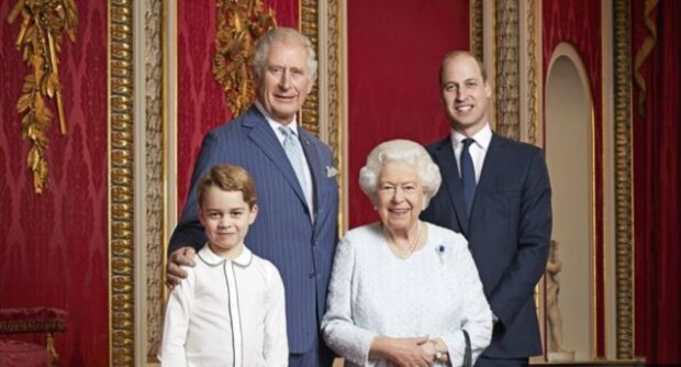 Královna Alžběta a tři následníci britského trůnu. George už není v šortkách.