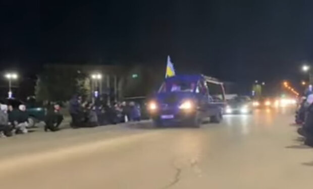 Na Chmelnici klekly stovky lidí, potkali ukrajinského hrdinu: Video