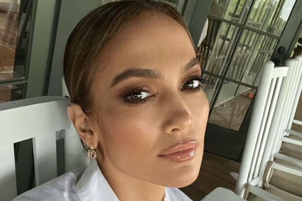 Proč šťastná Jennifer Lopezová navštívila Santa Monicu: zpěvačka ukázala, jak v létě kombinovat oversiz