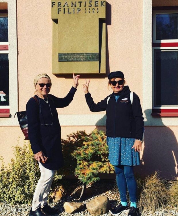 Iva Janžurová s Evou Holubovou. Foto: snímek obrazovky super.cz