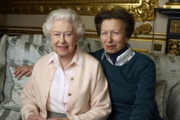 Princezna Anna a královna Alžběta. Foto: snímek obrazovky YouTube