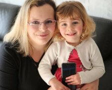 Jak 2letá dívka zachránila mámu pomocí Facebooku