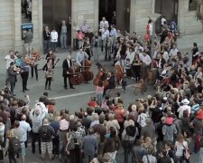 Dívka přistoupila k pouličnímu hudebníkovi: hned po ní se shromáždil dav lidí