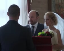 Ve svatební den se všichni hosté postavili proti nevěstě, ale situaci zachránila tchyně. Helena ztratila rodiče, ale našla druhou mamu