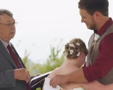 Kněz požádal nevěstu, aby uvolnila místo pro svou sestru před oltářem: ženich přiměl hosty k pláči