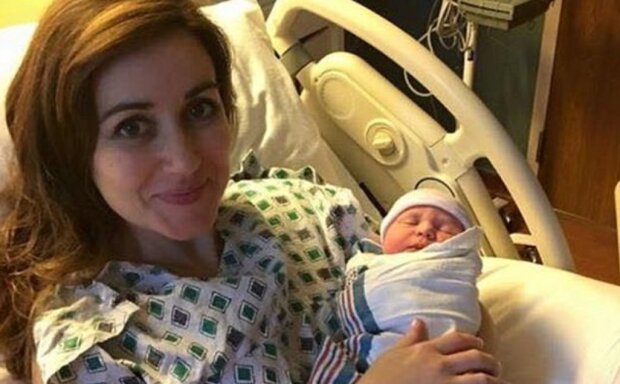 Pomohla k narození miminka a po několika okamžicích porodila sama