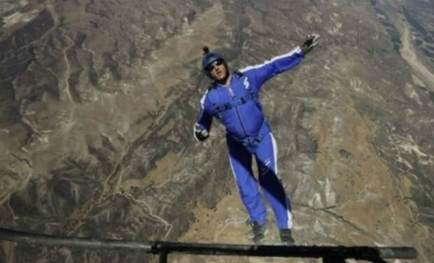 Skok ze 7 500 metrů bez padáku, místo toho Aikins použil síť na zemi