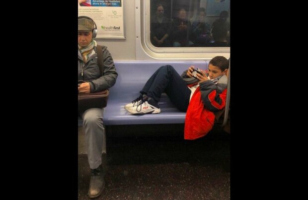 Chlapec odmítl dát pryč ze sedadla nohy v metru, ale cestující věděl jak na to