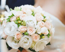 Dívka přišla na svatbu v šatech, které zastínilo nevěstu