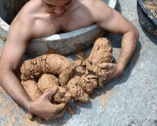 Hodný mladý muž zachránil pět malých zvířat před hustým bahnem, aniž by věděl co jsou zač