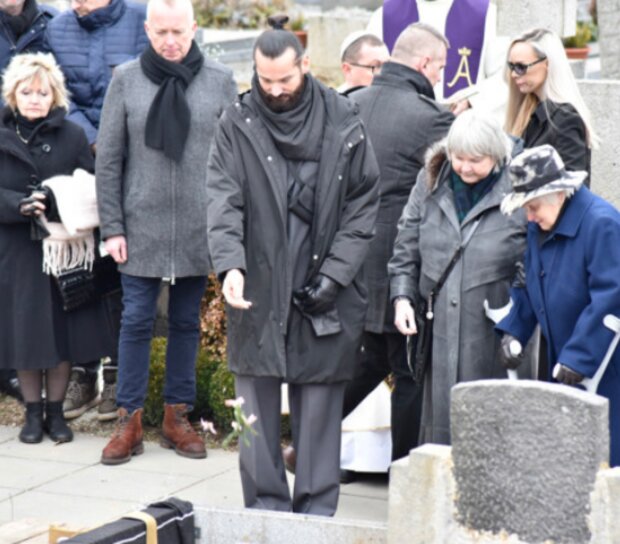 Poslední rozloučení se zpěvačkou Naďou Urbánkovou. Foto: snímek obrazovky extra.cz