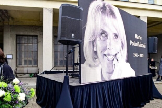 Poslední rozloučení s Marií Poledňákovou. Foto: snímek obrazovky YouTube