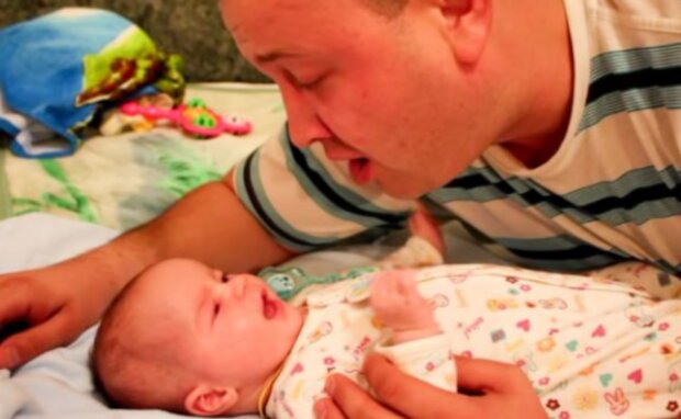 Otec a miminko. Foto: snímek obrazovky YouTube