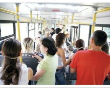 Žáci v autobuse nepustili sednout ženu s dítětem, takže jim cestující uštědřili lekci. Otázkou je, kdo byl v právu