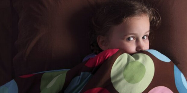 Dívka se bála a odmítla spát ve svém pokoji: rodiče nevěřili dítěti, ale rozhodli se zkontrolovat