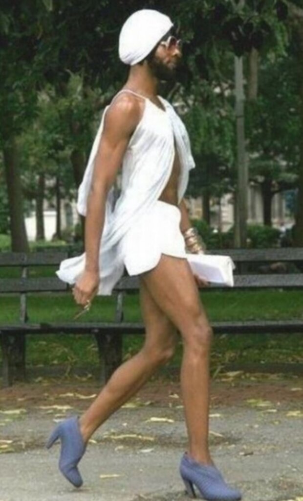 Lidé v podivném oblečení. Foto: snímek obrazovky clutch