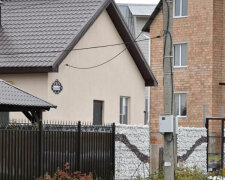 Stavbaři nechtěli pracovat a žena si postavila plot sama: žena přišla se zajímavým vzorem