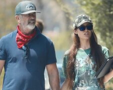I po šedesátce pořádný štramák: Mel Gibson se snoubenkou si užívají lásku i na ulici