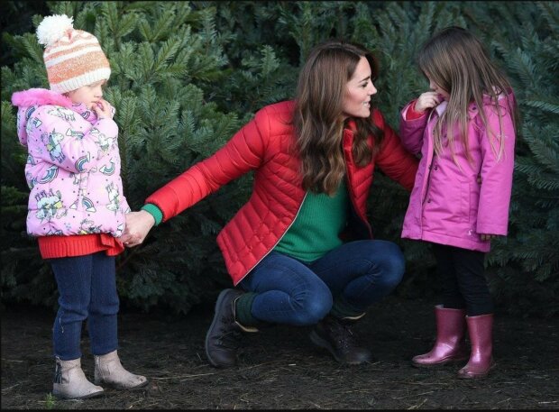 Zhlédněte dojemné vánoční fotografie vévodkyně Kate s dětmi. Kouzelné ratolesti pomáhaly mamince vybrat ten nejkrásnější stromeček