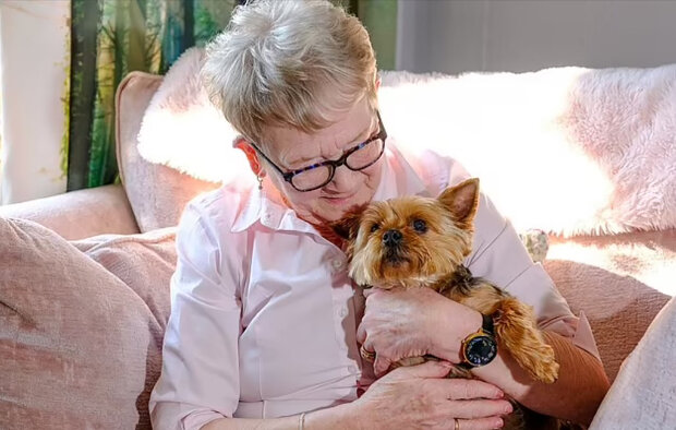"Kdyby můj pes nenašel nádor, pravděpodobně bych se o ní nikdy nedozvěděla": Jak pes udeřil majitelku tlapkou a zachránil ji před nemocí