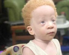 Žena porodila dvojčata, ale lidé nevěří, že jsou oba chlapci její