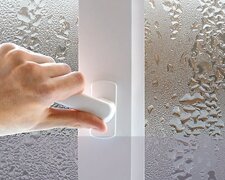 Jak zabránit zamlžování plastových oken v domě: čtyři jednoduché způsoby