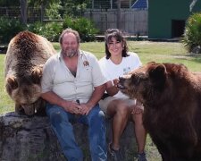 Neobvyklý koníček jedné rodiny. Mají čtrnáct medvědů v zahradě