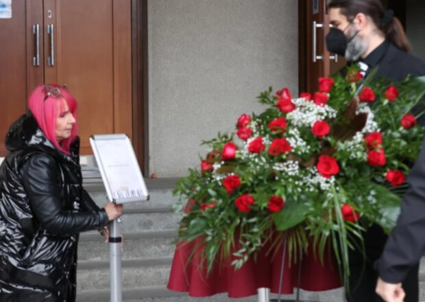 Poslední rozloučení. Foto: snímek obrazovky blesk.cz
