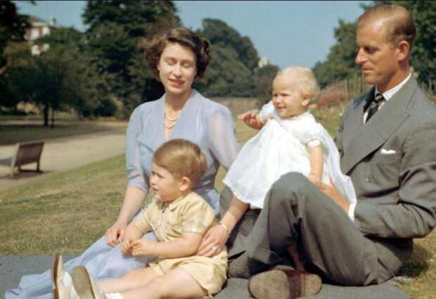 Matka a syn: nejdojemnější fotografie královny Alžběty II. a prince Charlese