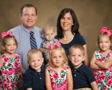 Bezdětný pár chtěl adoptovat trojčata a teď mají šest dětí