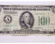 "O tom, jak funguje ekonomika": do města přijíždí turista. Dává majiteli hotelu zálohu sto dolarů. Majitel s bankovkou běží k řezníkovi vrátit dluh