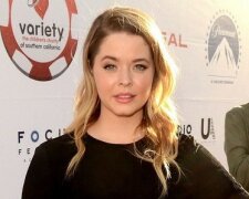 Hvězda Prolhaných krásek Sasha Pieterse zveřejnila černobílou fotku svého břicha: dívka se brzy stane maminkou