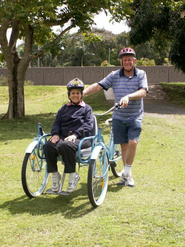 Muž udělal kolo, aby jezdil se svou nemocnou manželkou, která miluje jízdu na kole