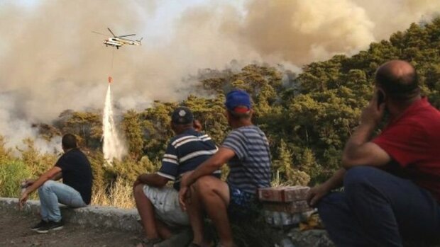 V Turecku kvůli požárům evakuují turisty. Úřady mluví o sabotáži
