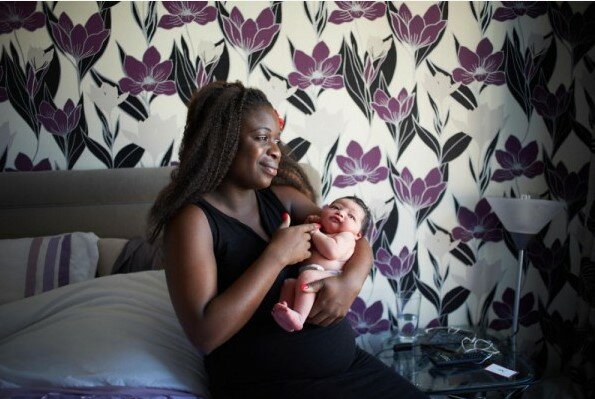 První den života: dojemné záběry mladých maminek s dětmi