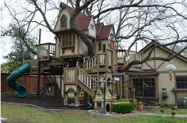 Pár udělal pro vnoučata domek na stromě o velikosti téměř skutečného domu