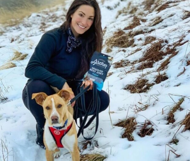 Holka a pes. Foto: snímek obrazovky Instagram