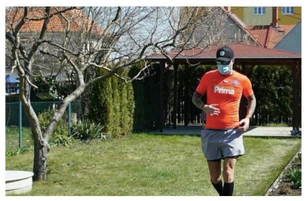"Běhat jako Forrest Gump": jak Petr Vágner uběhl maraton na své malé zahradě
