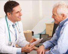 Pětaosmdesátiletý muž šel na vyšetření. Lékař mu položil jednu otázku: odpověď dědečka ho začervenala