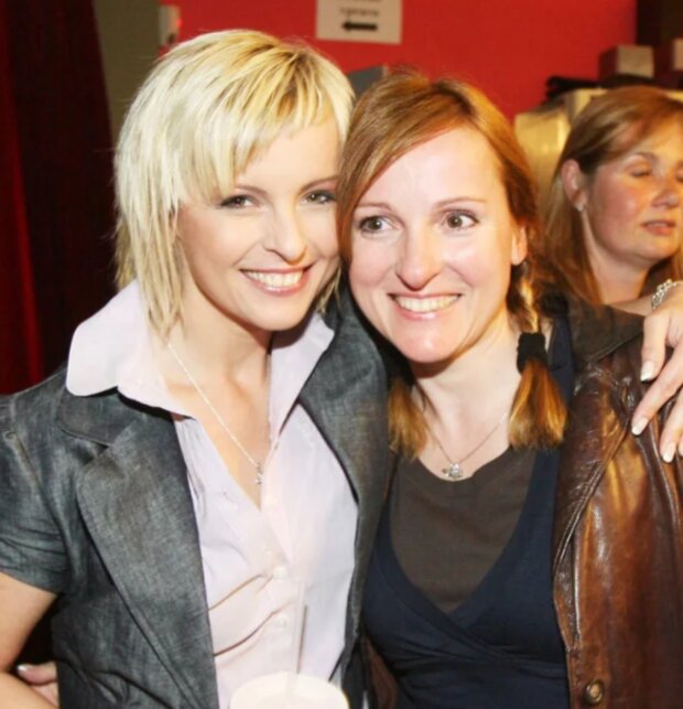 Iveta Bartošová se sestrou Ivanou. Foto: snímek obrazovky YouTube