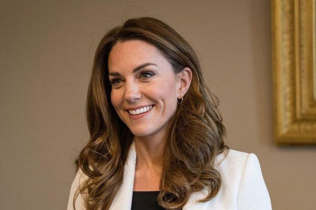Kate Middletonová navštívila porodnici v hrabství Surrey a prozradila, jak vybírala jména pro své děti : "Celý svět čekal, až se to stane"