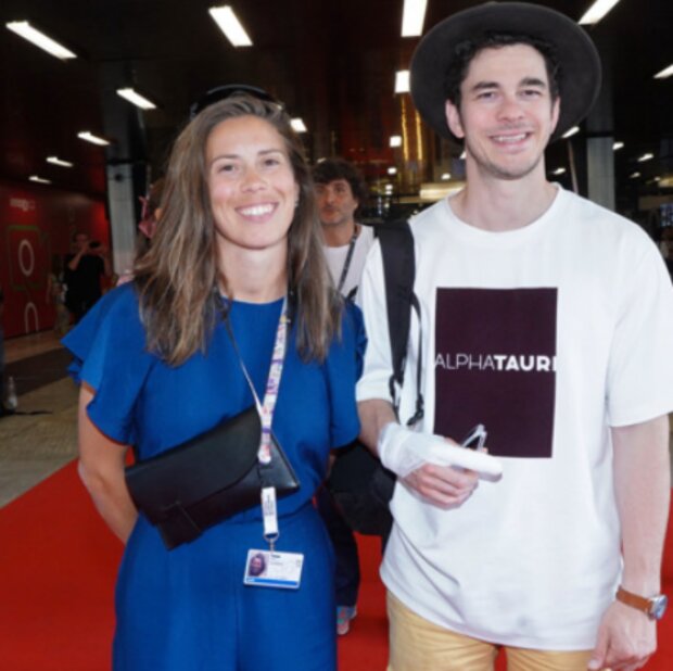 Eva Samková s partnerem ve Varech. Foto: snímek obrazovky extra.cz